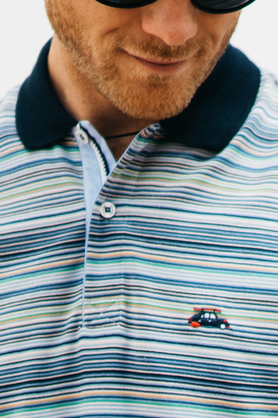 Polo piqué manga corta rayas multicolor y detalles marino
