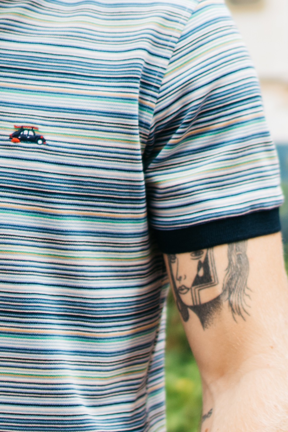 Polo piqué manga corta rayas multicolor y detalles marino