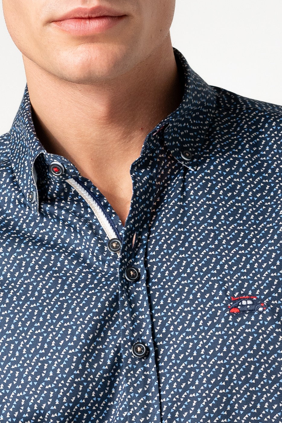 Camisa slim fit estampada triángulos fondo marino
