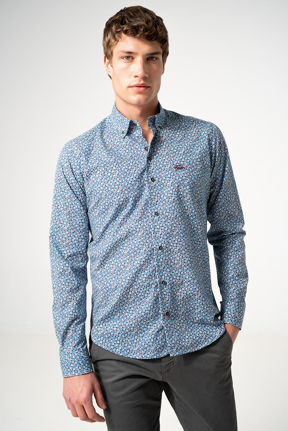 Camisa hombre slim fit estampado circulos