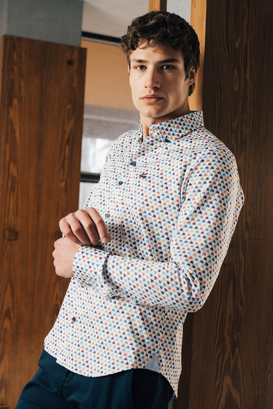 Camisa slim fit vespas estampada multicolor fondo blanco
