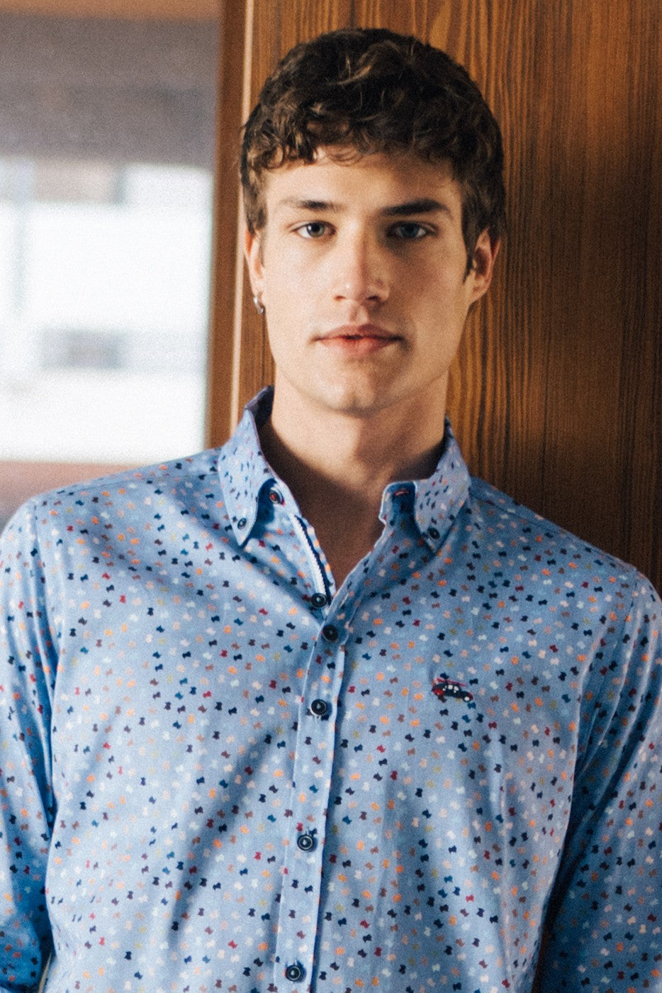 Camisa estampada hombre multicolor fondo azul