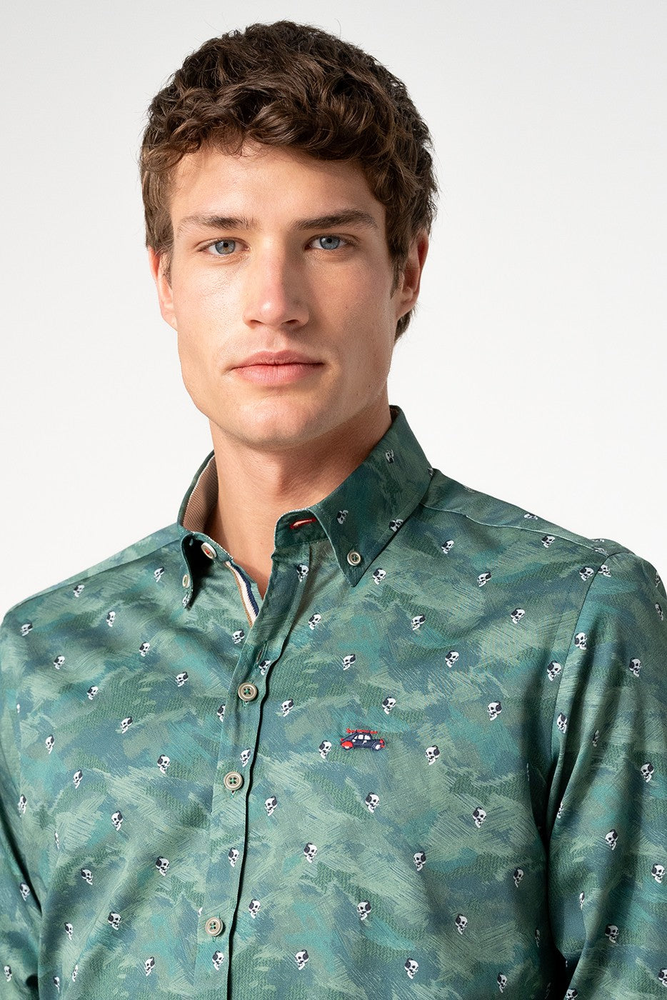 Camisa hombre verde estampado de calaveras
