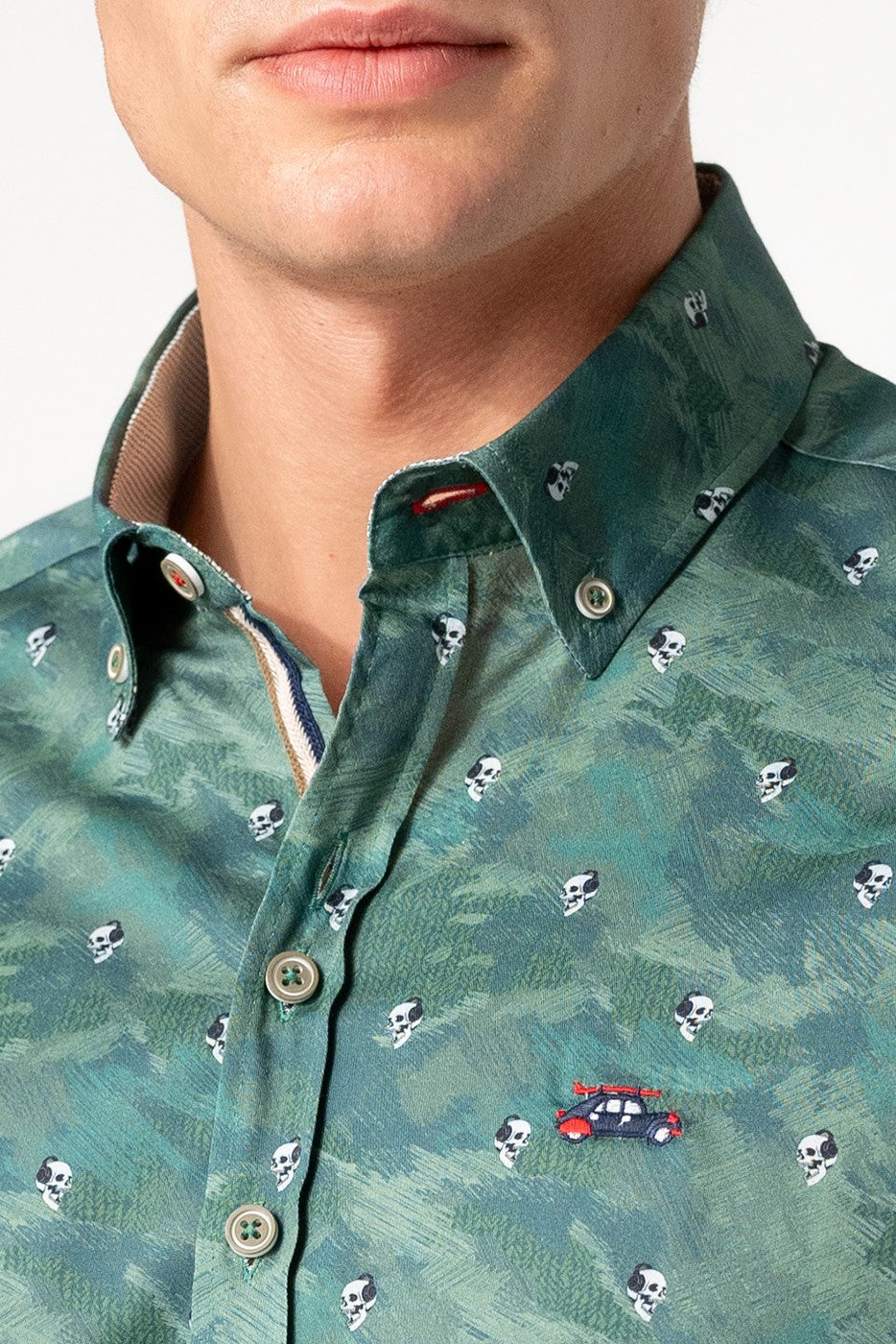 Camisa hombre verde estampado de calaveras