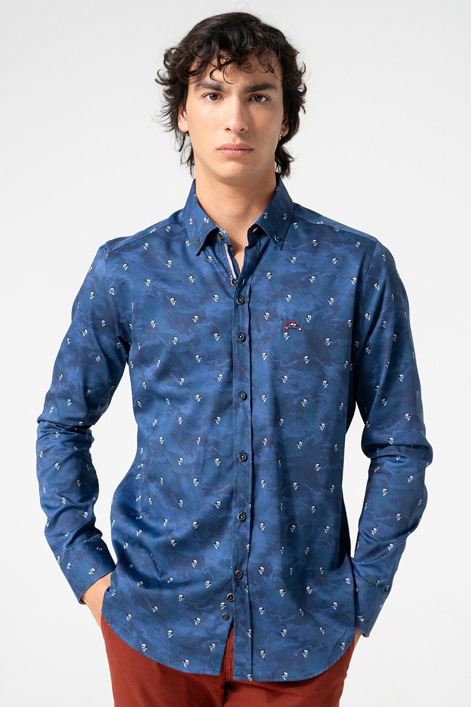 Camisa hombre marino slim fit estampado de calaveras