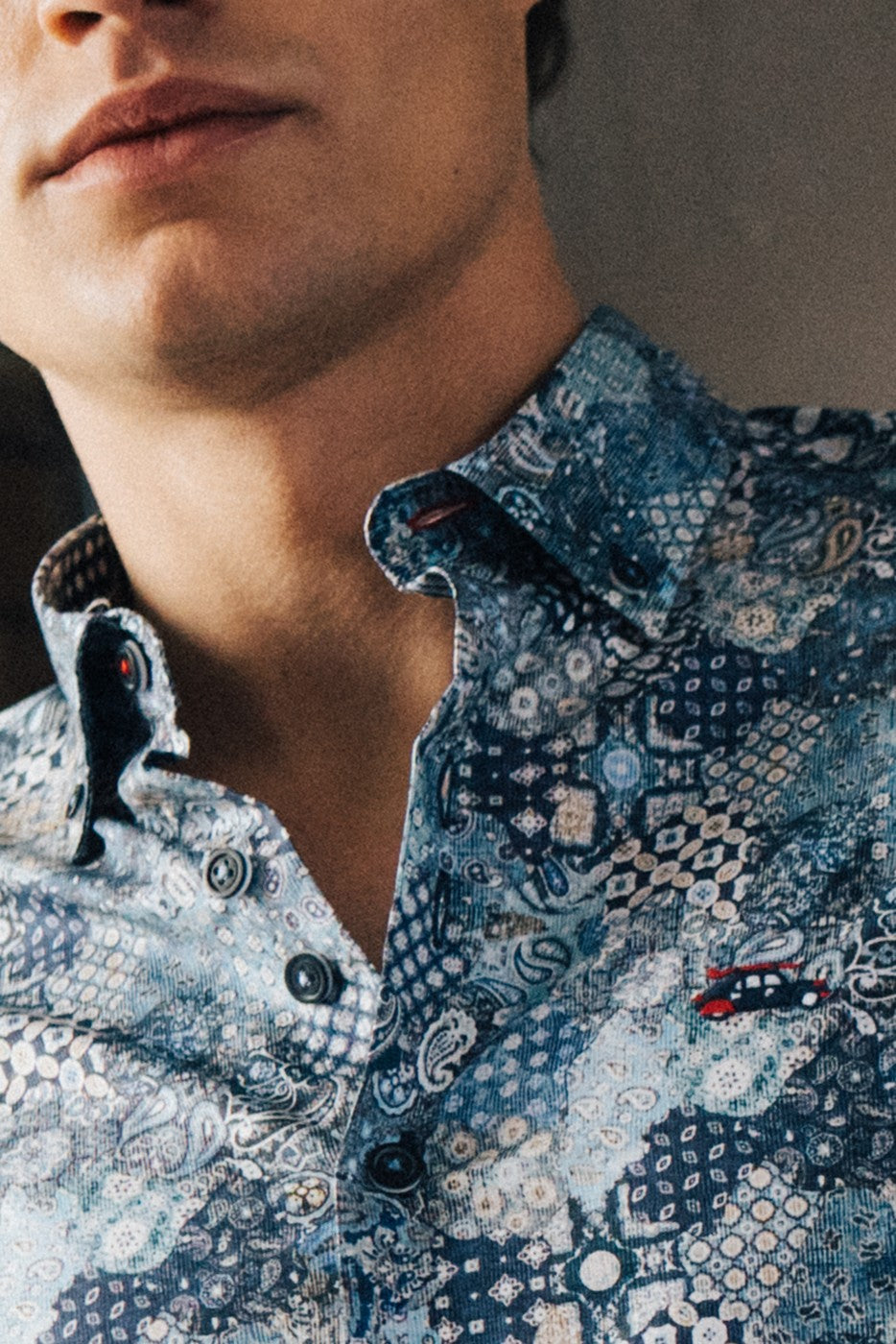 Camisa regular fit estampado patchwork tonos azules