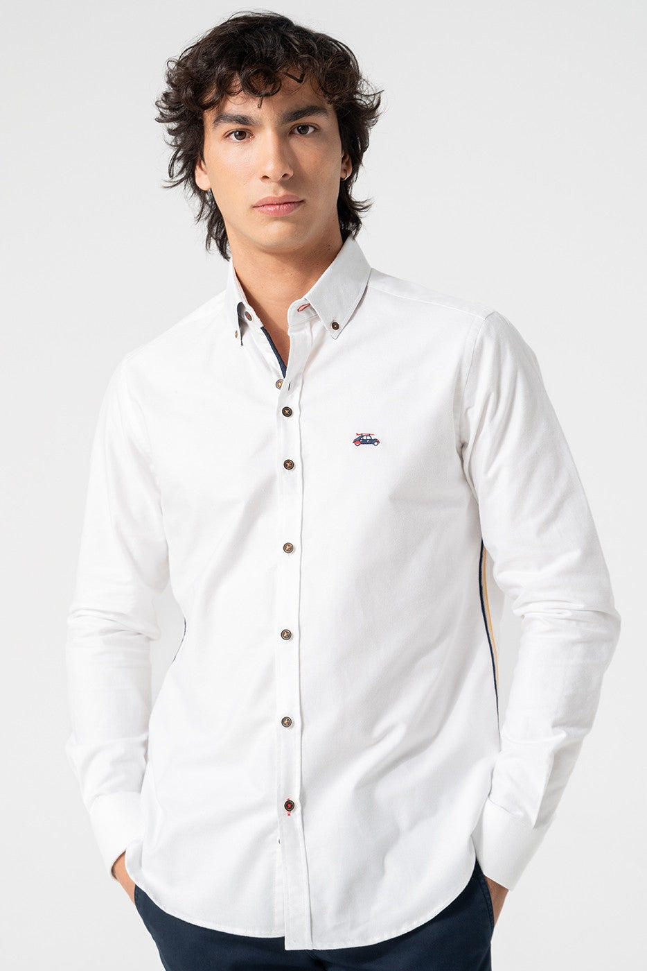 Camisa blanca hombre con cintas laterales slim fit