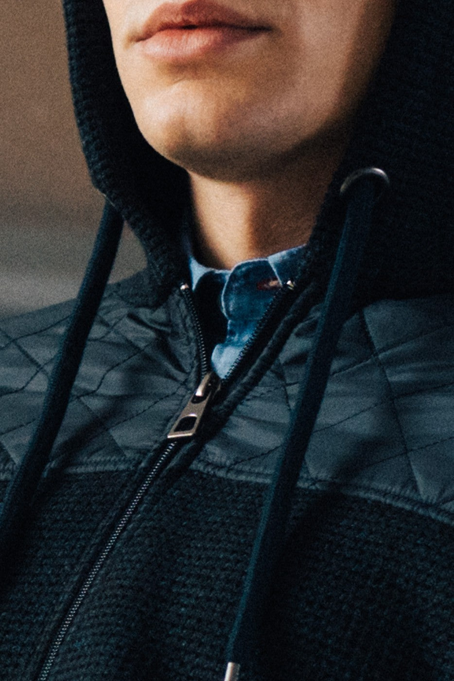 Chaqueta punto marino con detalles en acolchado marino y capucha