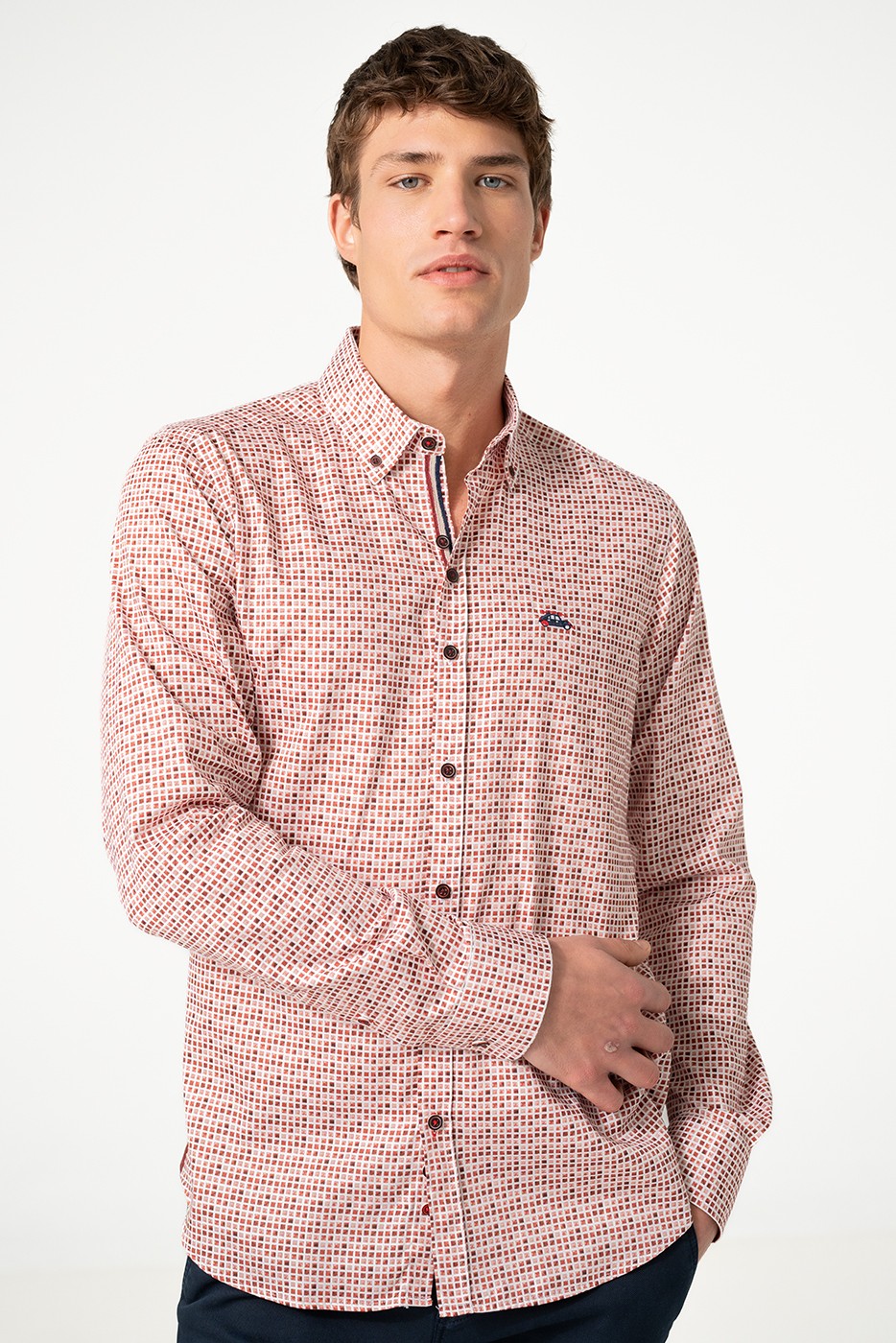Camisa hombre estampado cuadrados granates