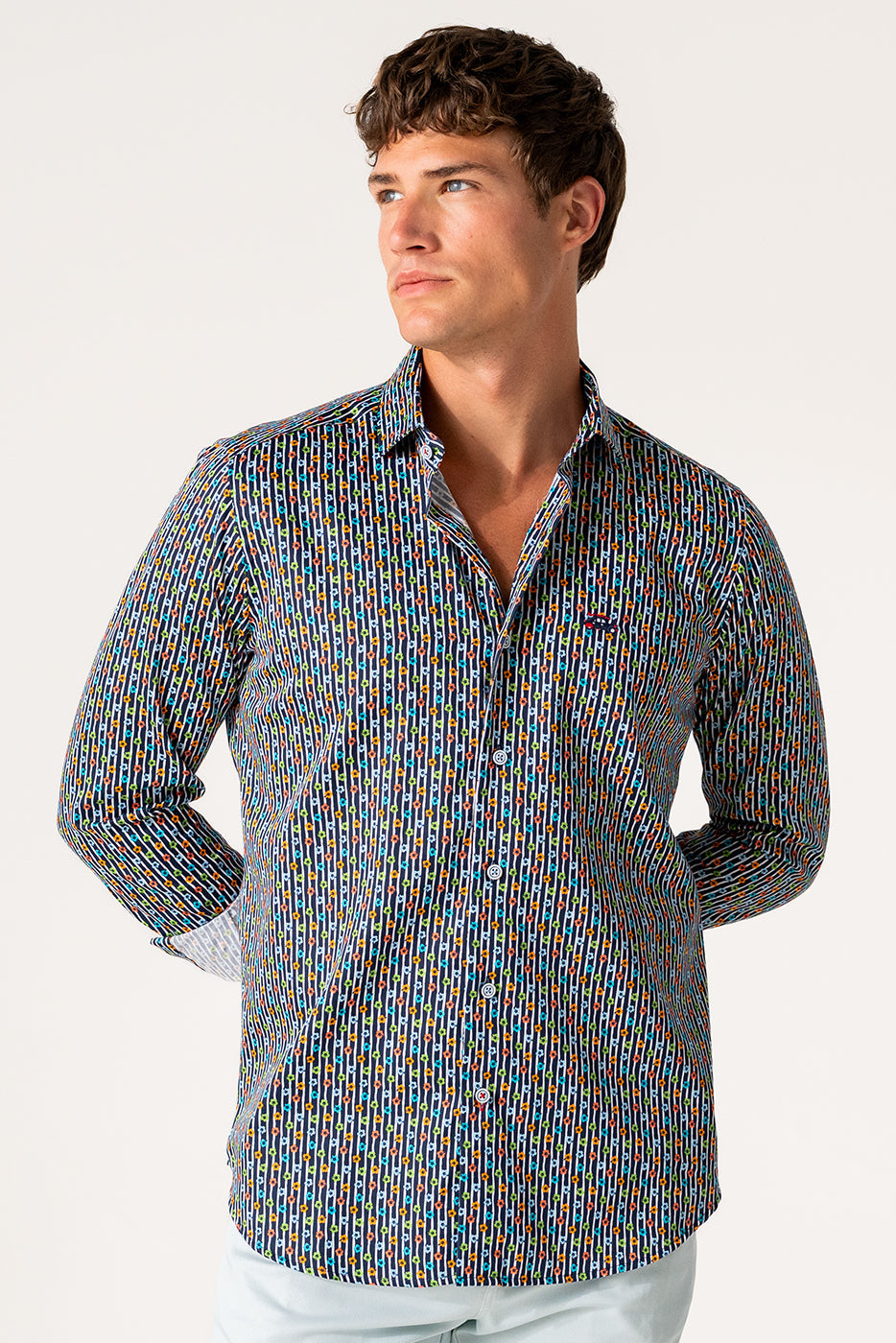 Camisa hombre estampado hibiscos fondo rayas marino