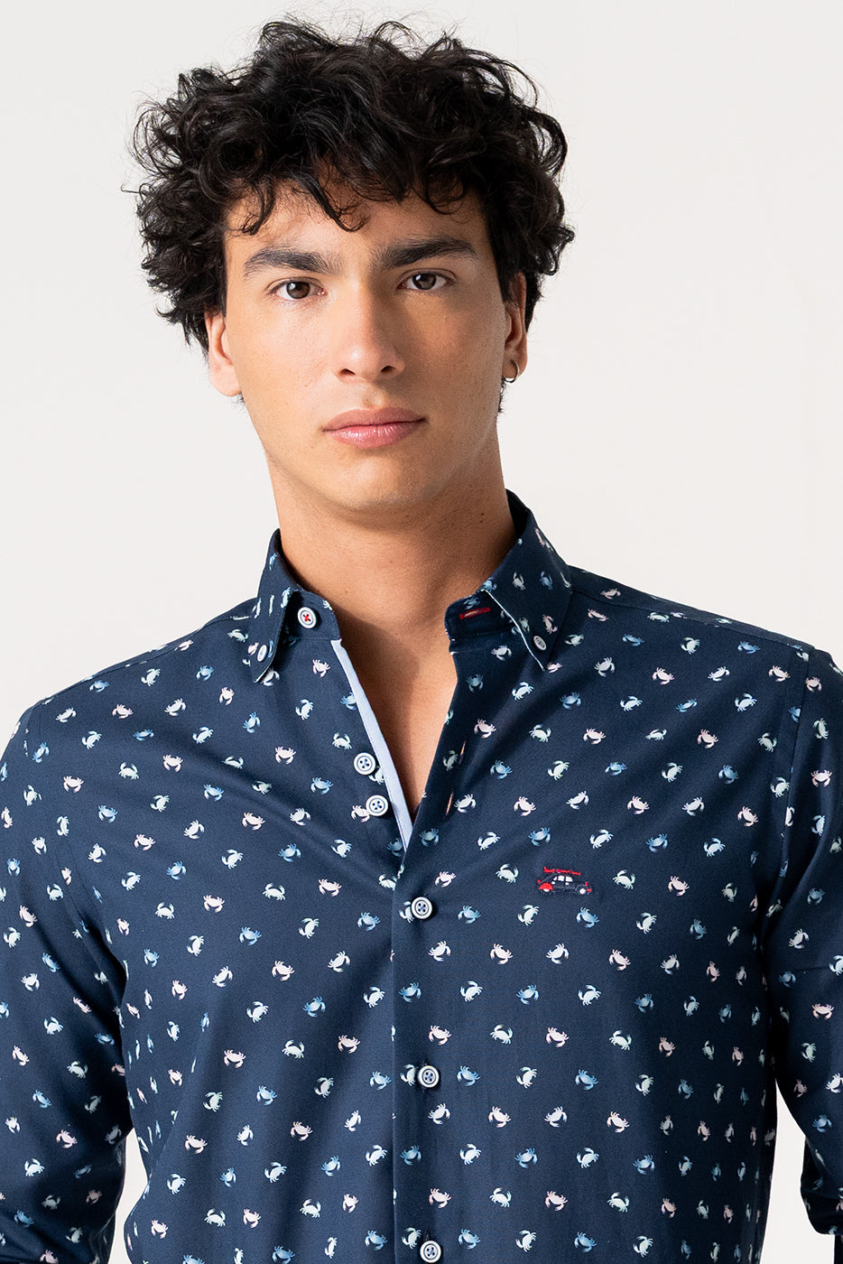 Camisa estampado cangrejos fondo marino slim fit 