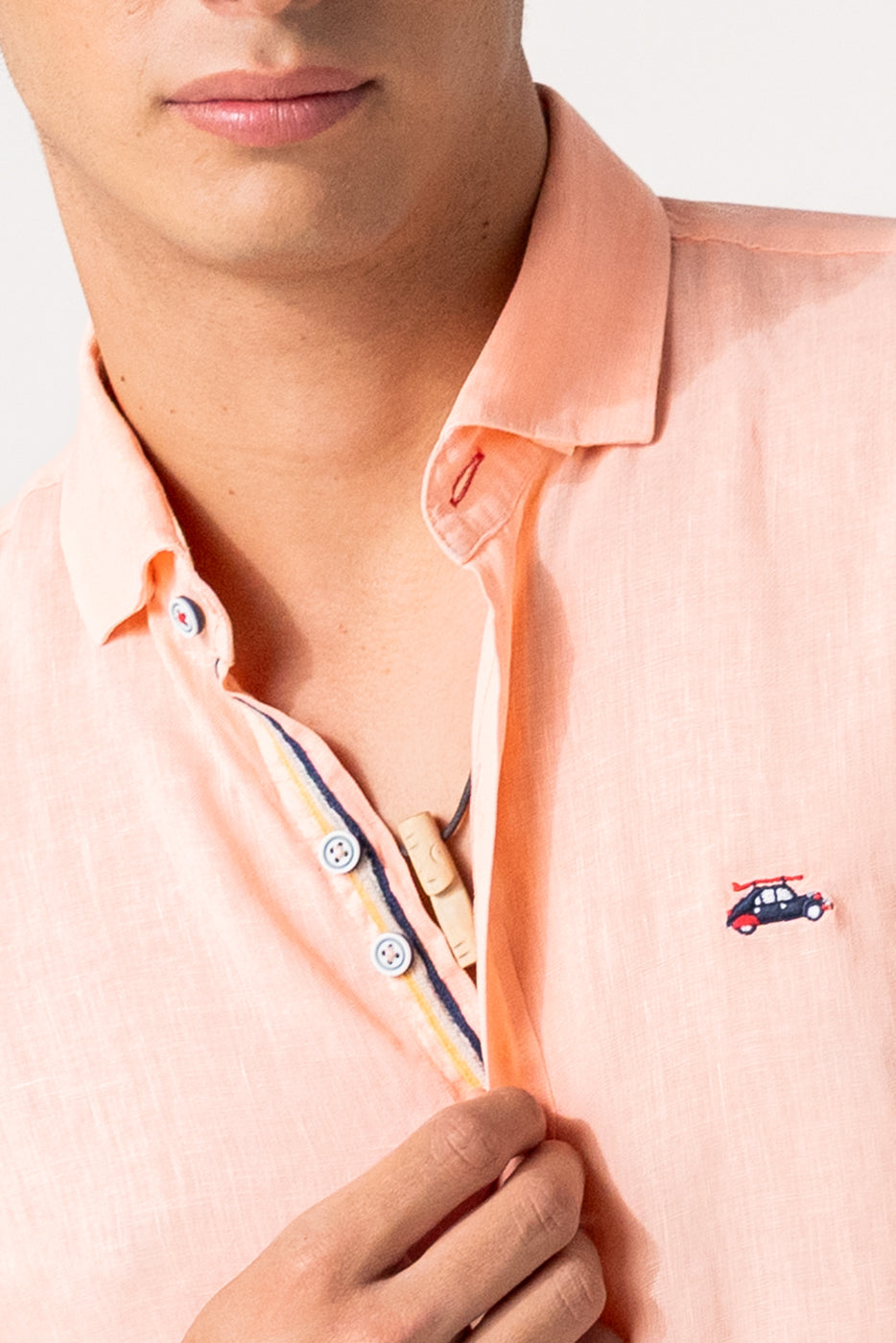 Camisa hombre lisa en color coral de lino