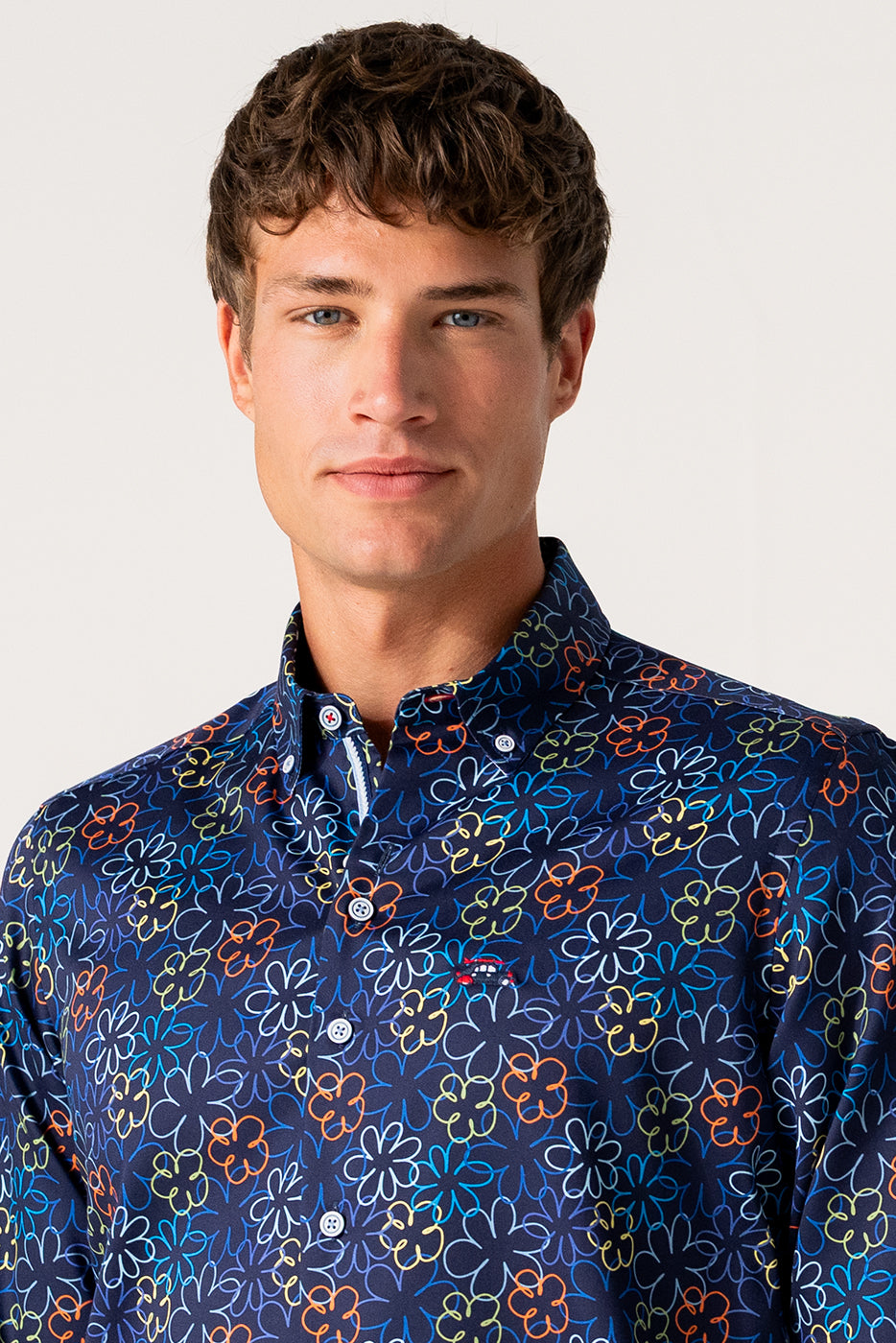 Camisa estampado flores colores en fondo marino 