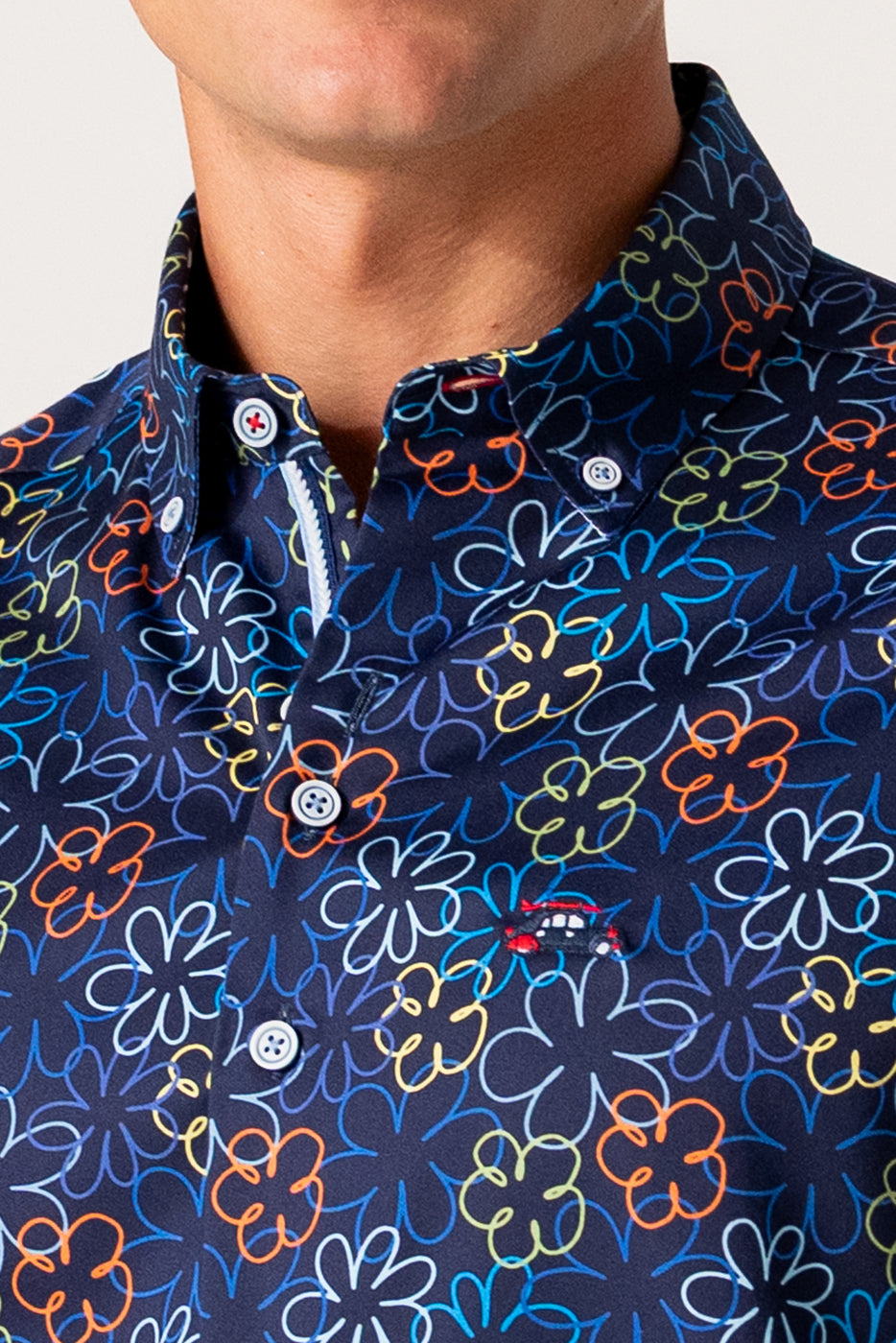Camisa estampado flores colores en fondo marino 