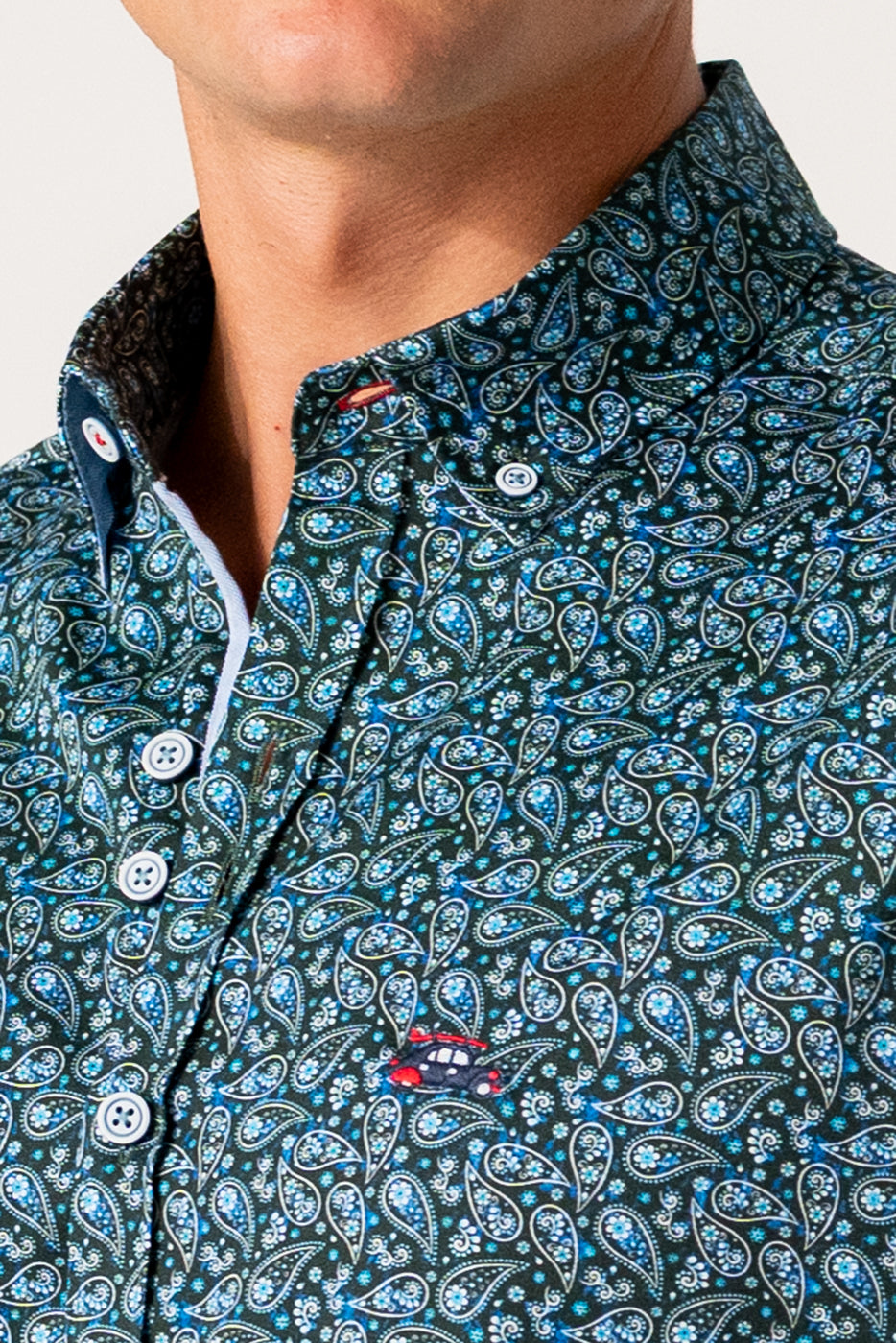 Camisa hombre estampado cachemir en fondo oscuro