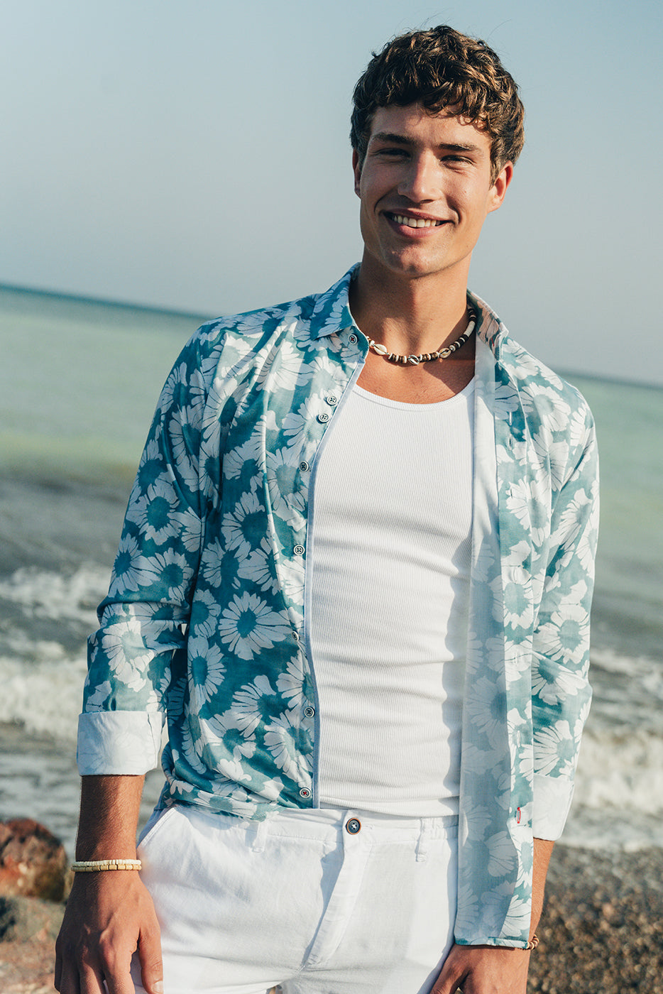 Camisa hombre estampado flores fondo azul 