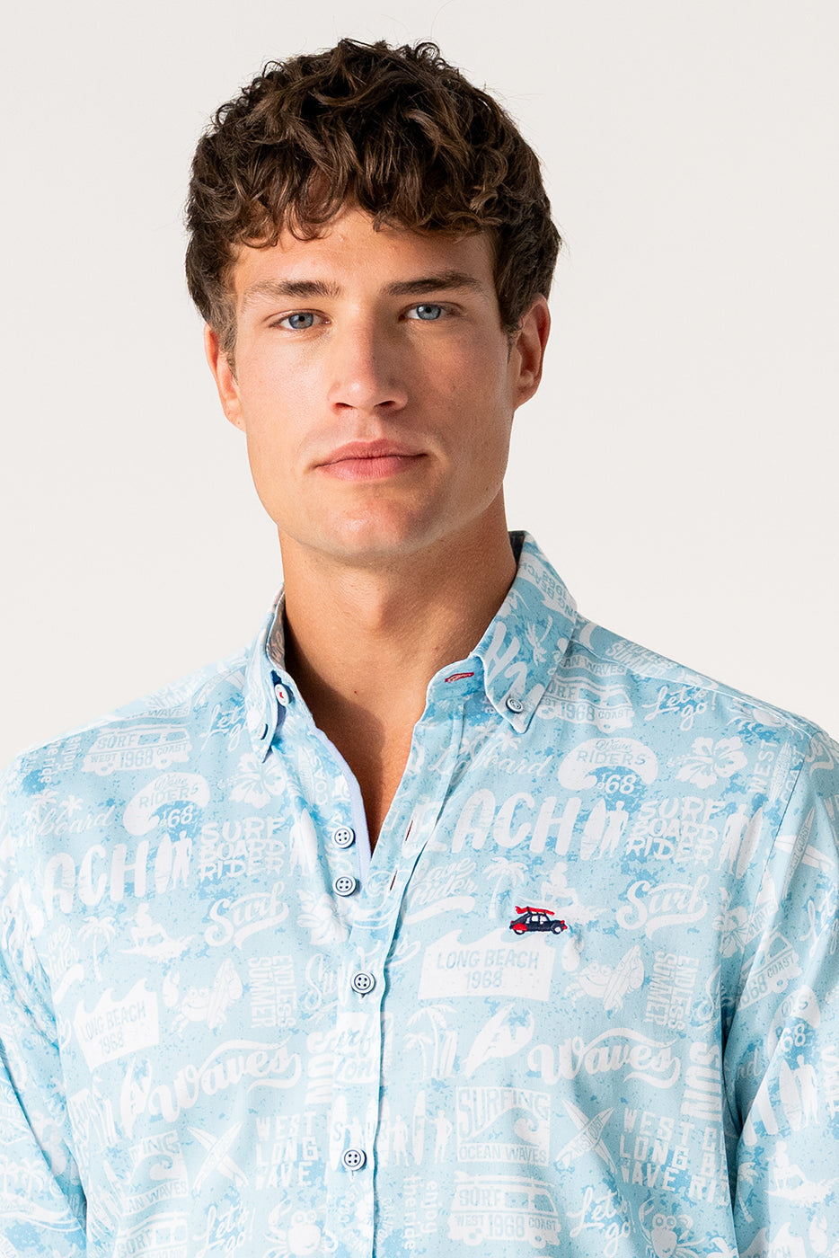 Camisa hombre con motivos playeros en tono celeste