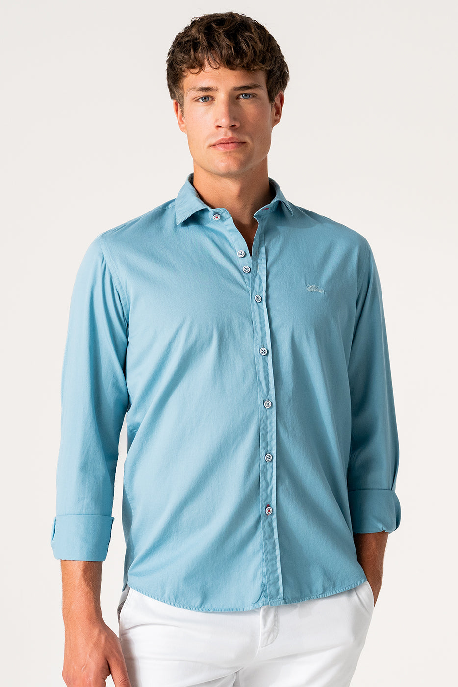 Camisa hombre tintura lisa en azul 