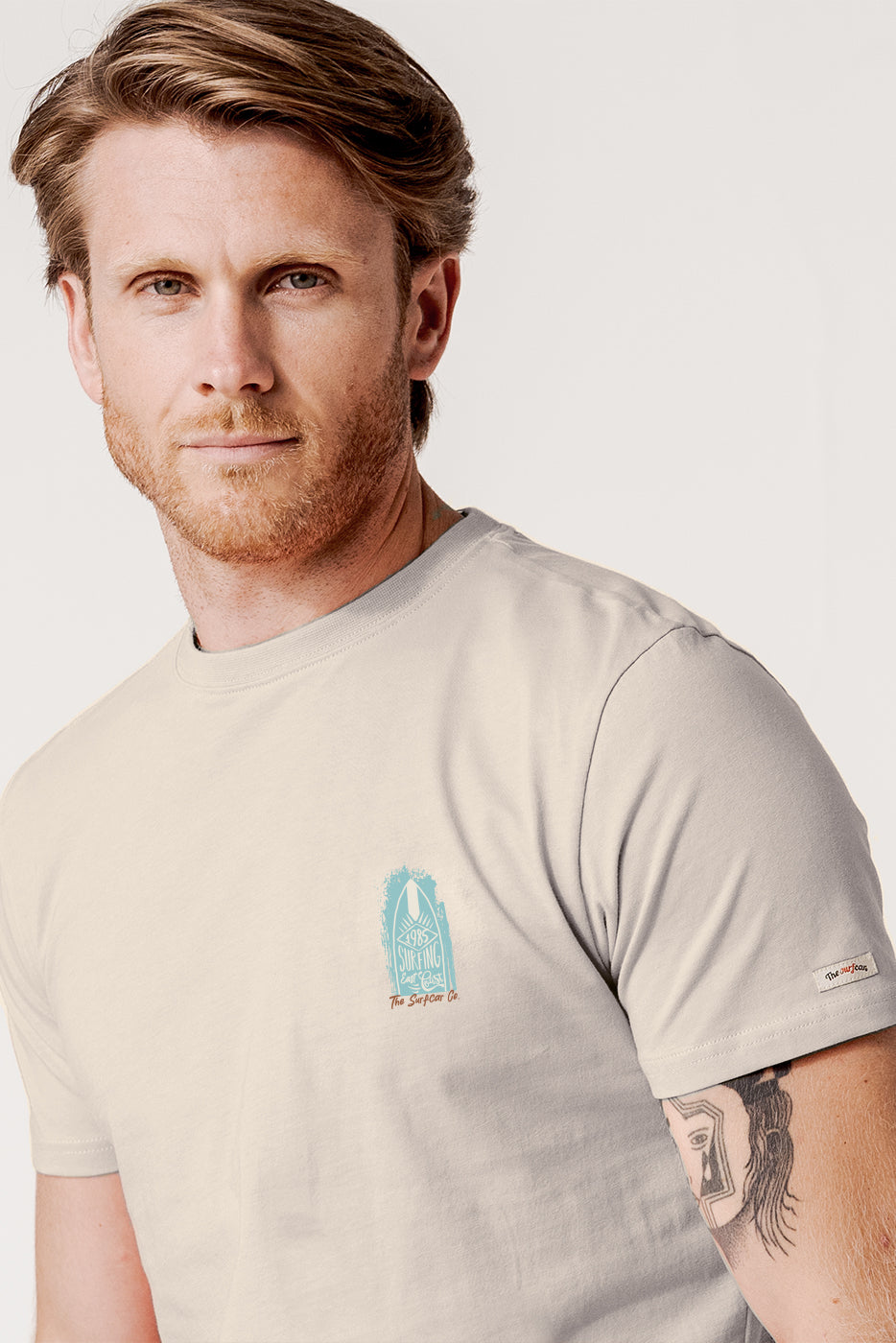 Camiseta hombre beige estampado tablas surf 