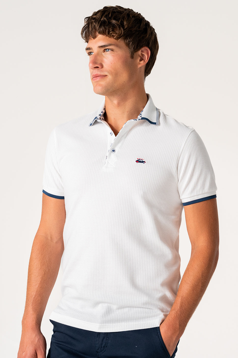 Polo blanco hombre con detalle cuello y manga