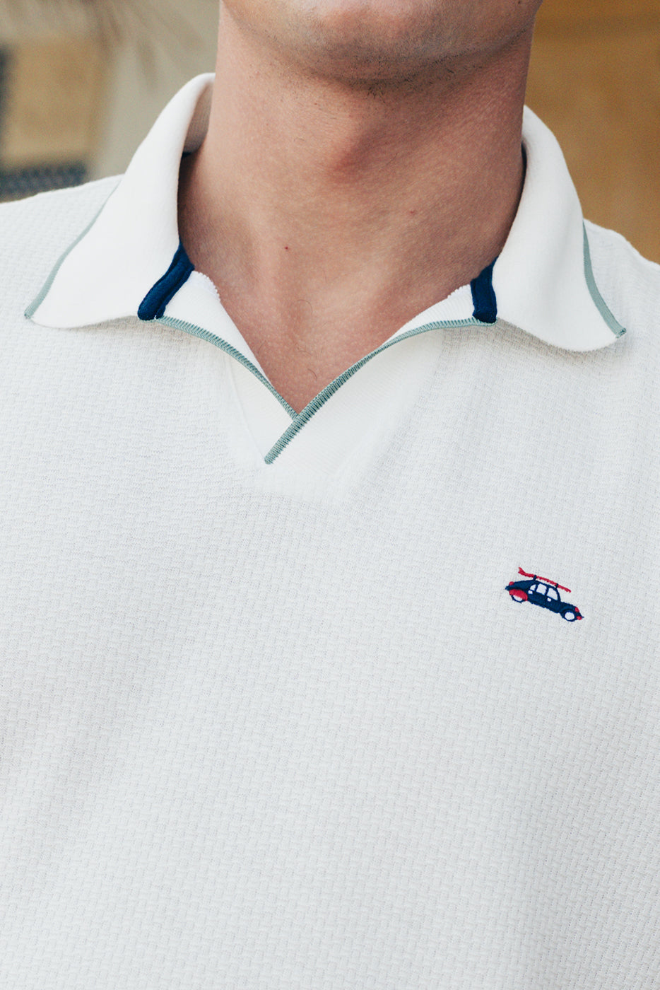 Polo hombre blanco con cuello abierto sin botones