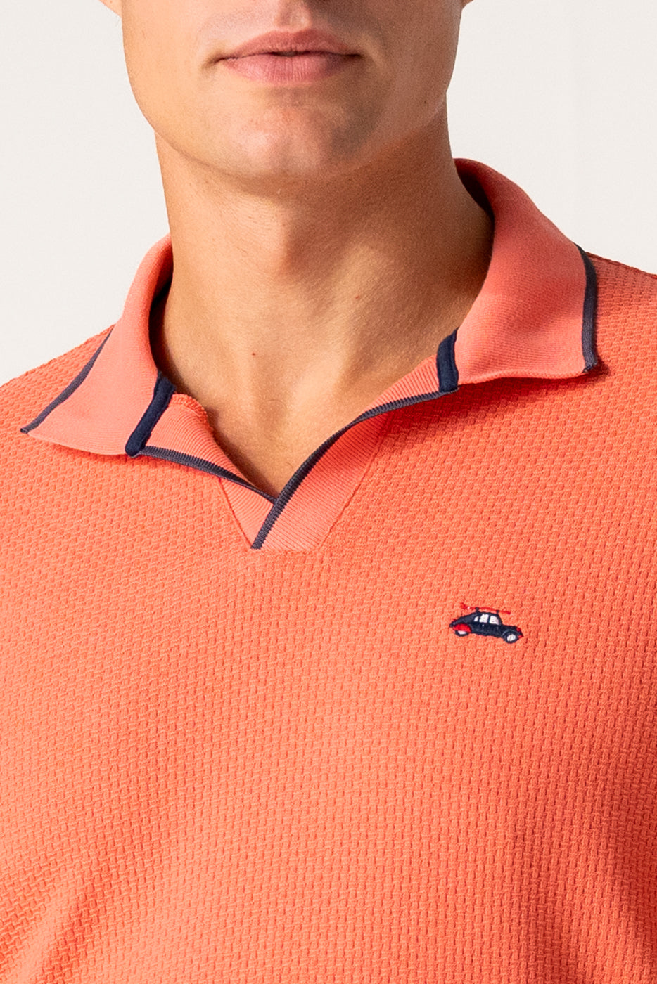 Polo coral hombre con cuello abierto sin botones