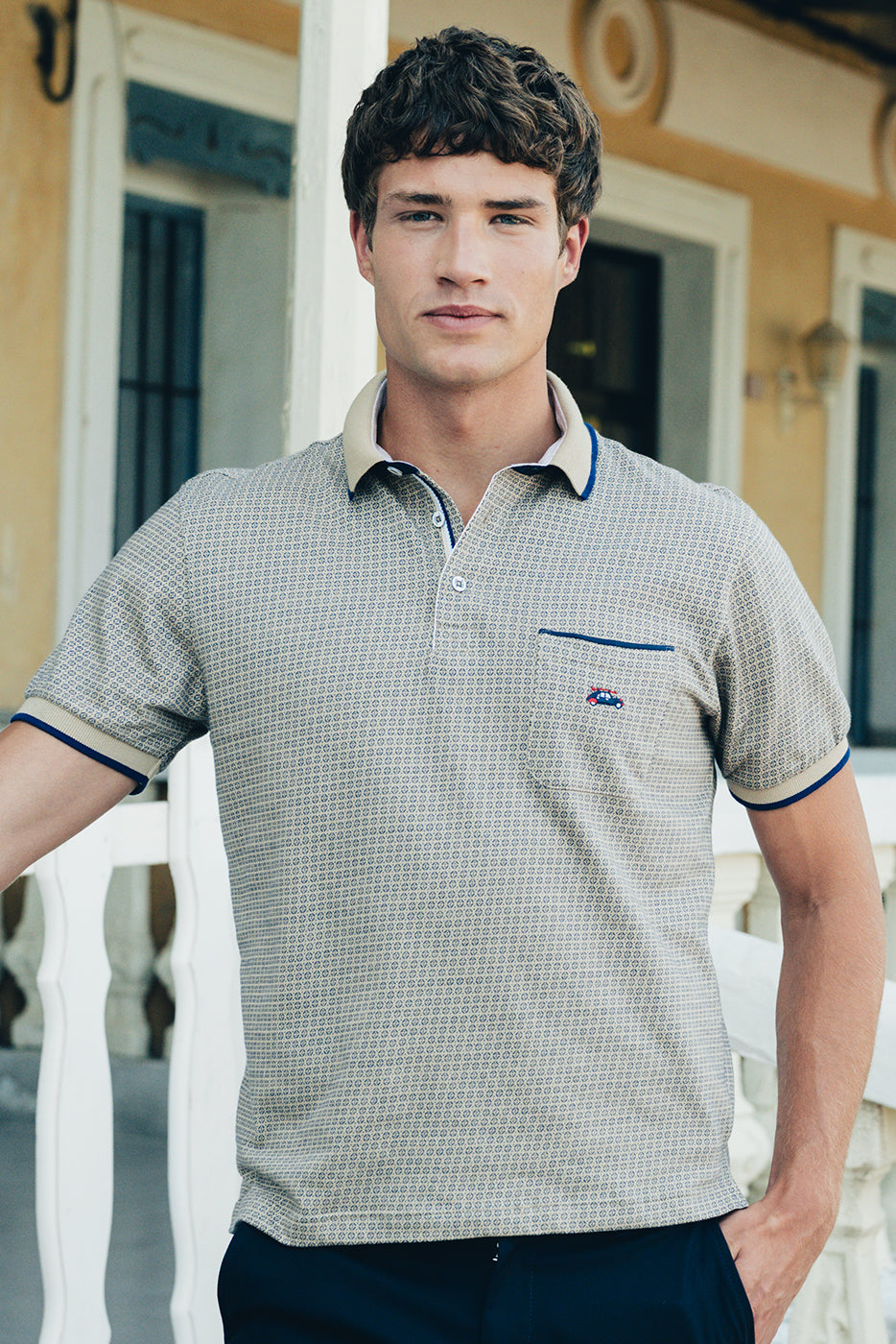 Polo jacuard beige con detalles marino con bolsillo