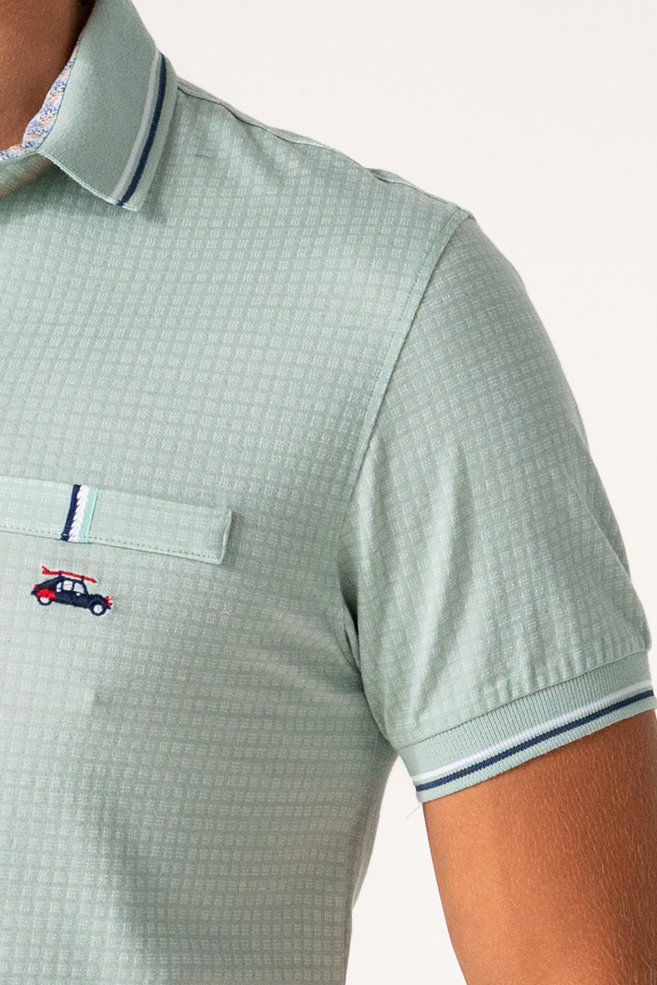 Polo hombre verde con falso bolsillo