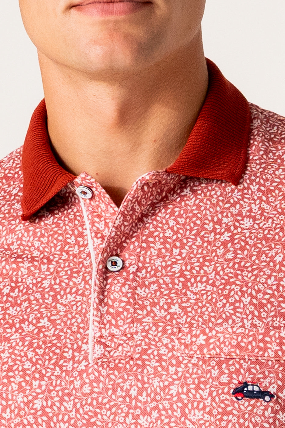 Polo hombre estampado florecitas en granate
