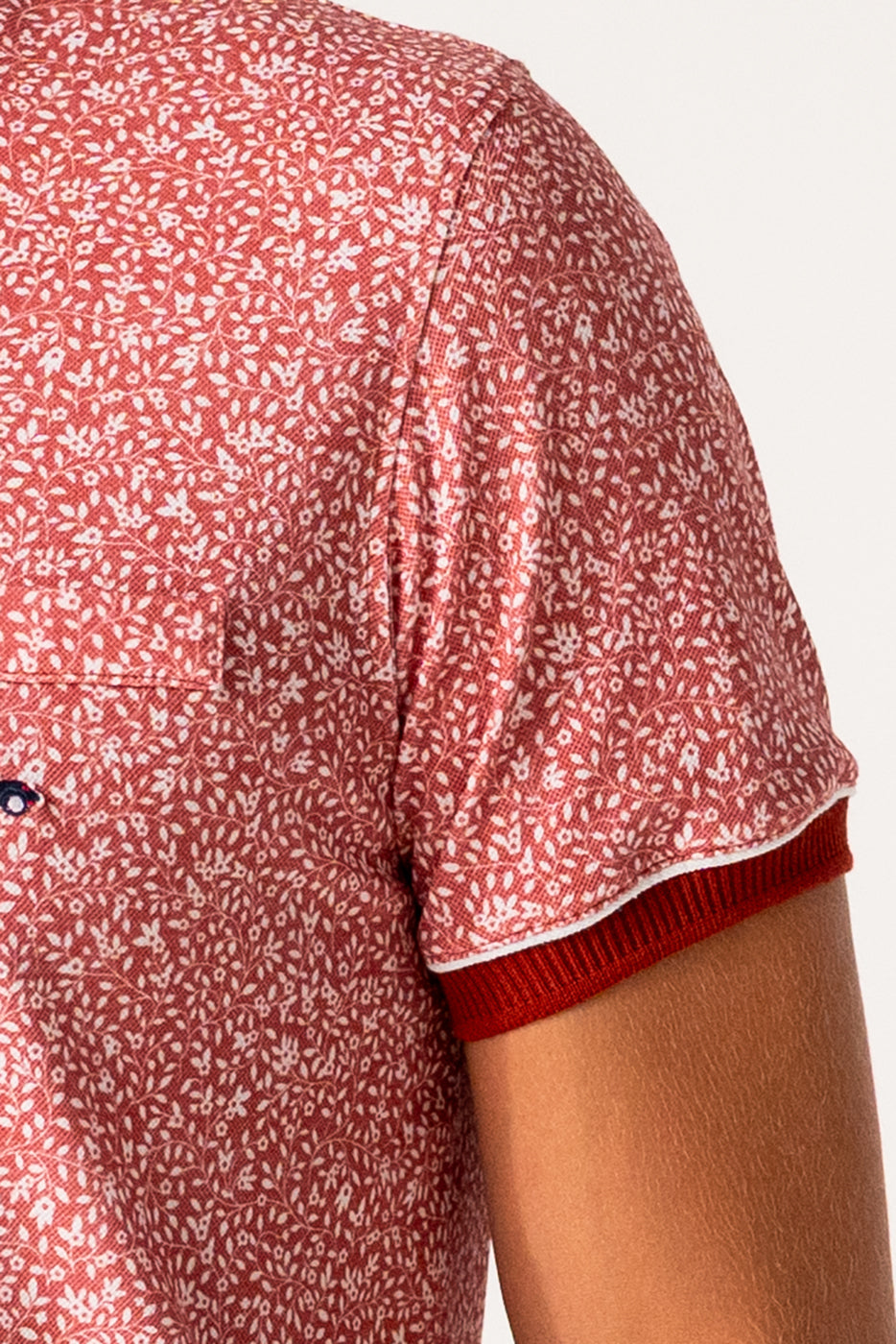 Polo hombre estampado florecitas en granate