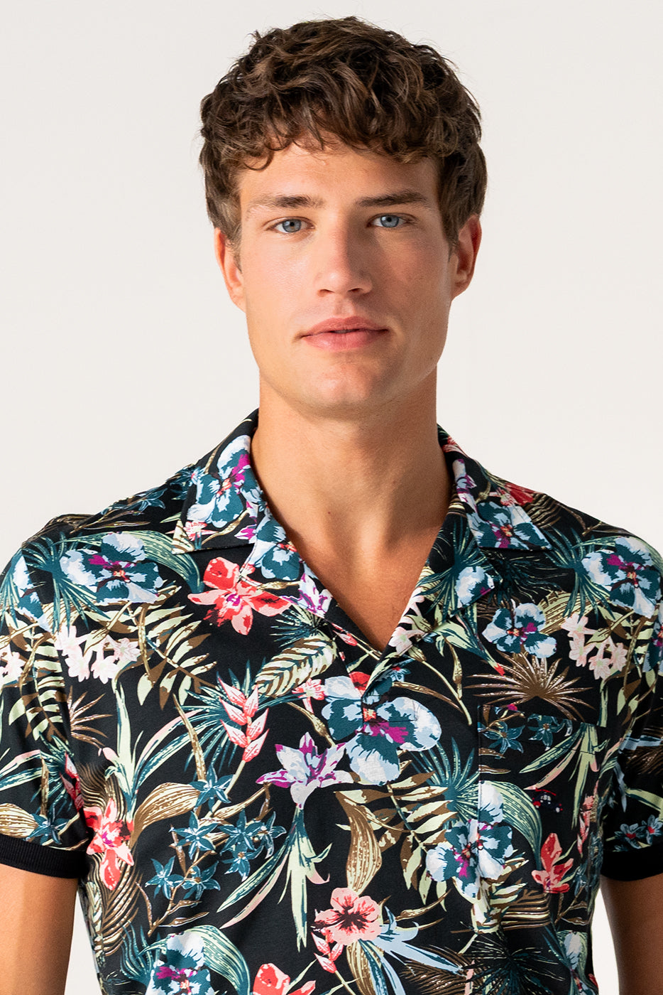 Polo estampado flores hombre con cuello bowling