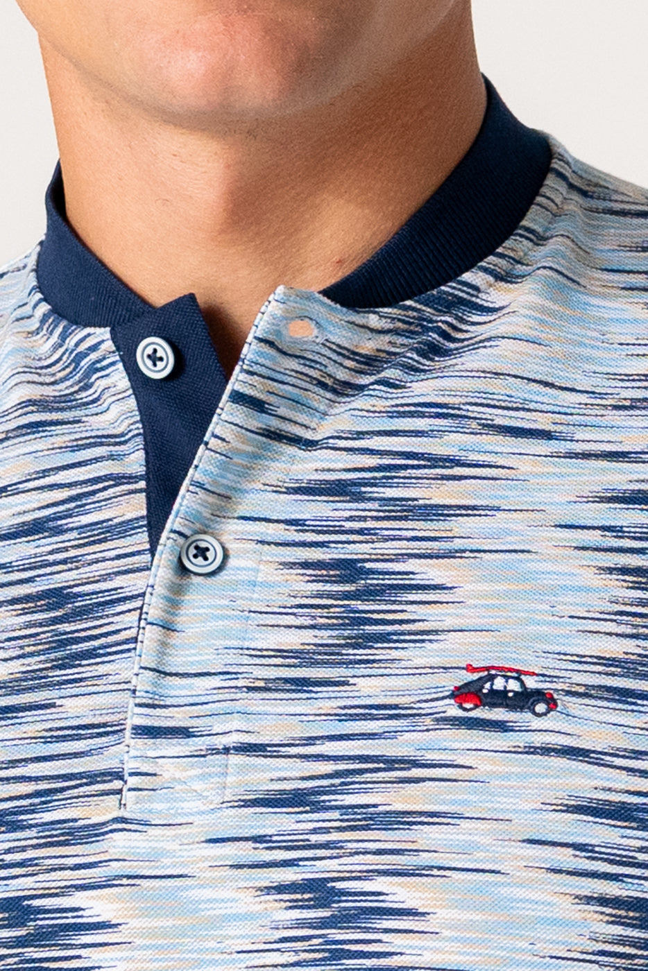 Polo cuello mao piqué con estampado en tonos azules