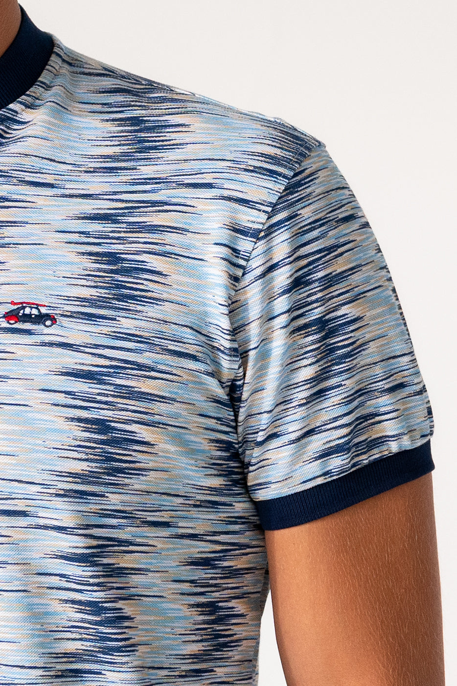 Polo cuello mao piqué con estampado en tonos azules