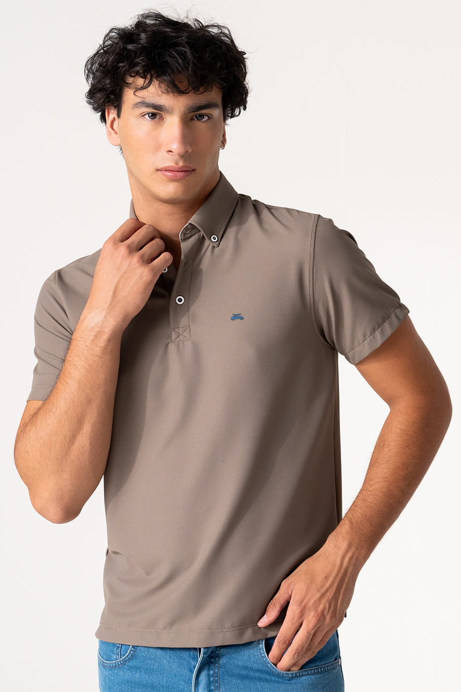 Polo cuello camisero de tejido técnico marrón