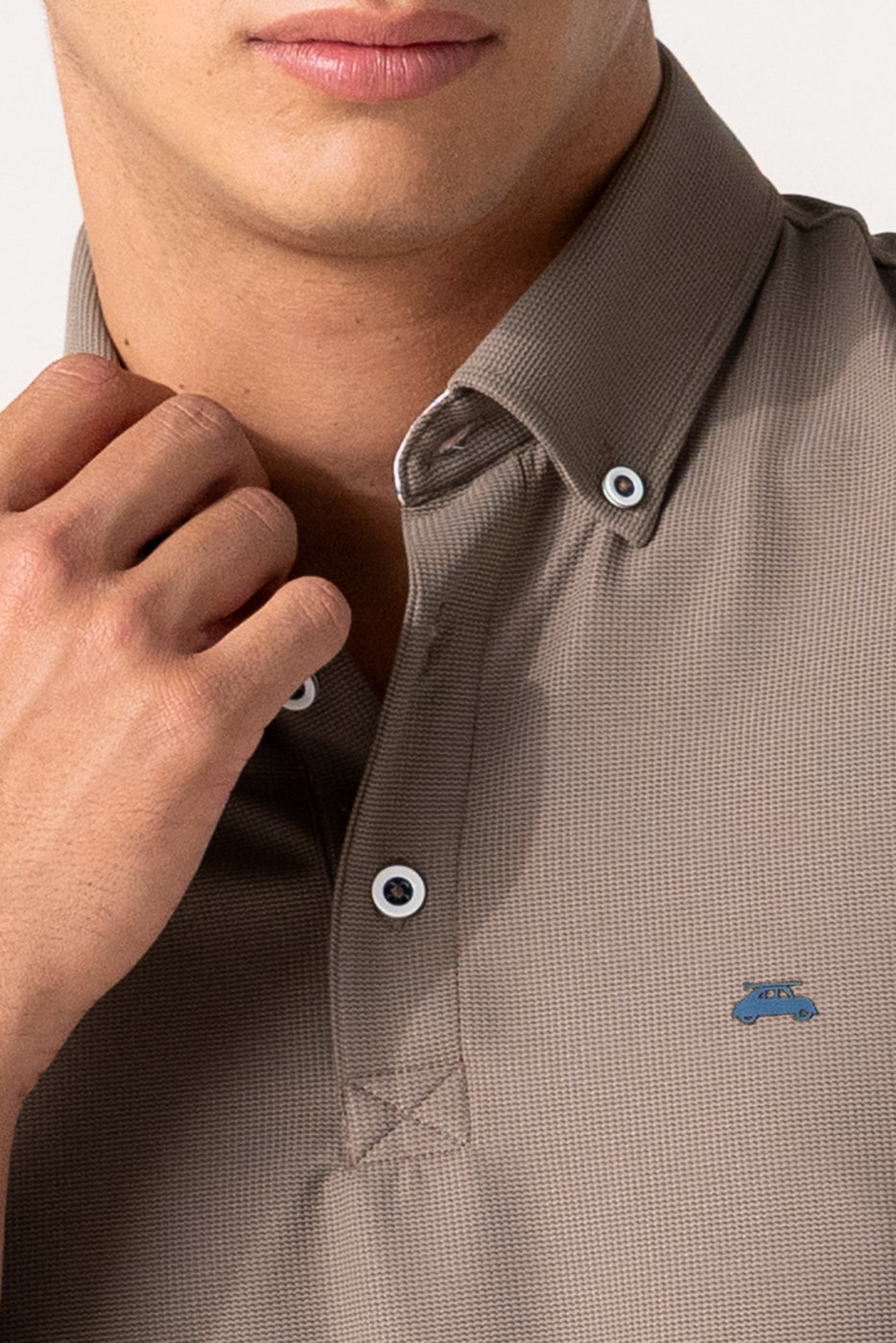 Polo cuello camisero de tejido técnico marrón