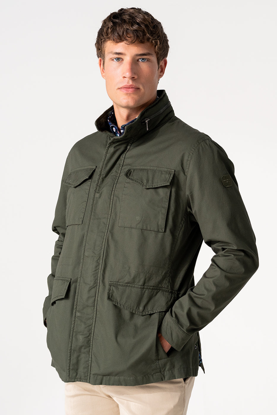Chaqueta hombre con bolsillos grandes en color caqui estilo sahariana