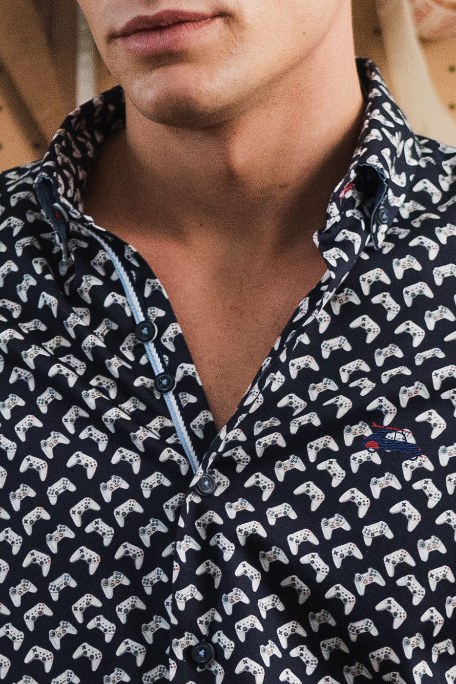 Camisa azul marino estampado mandos consola