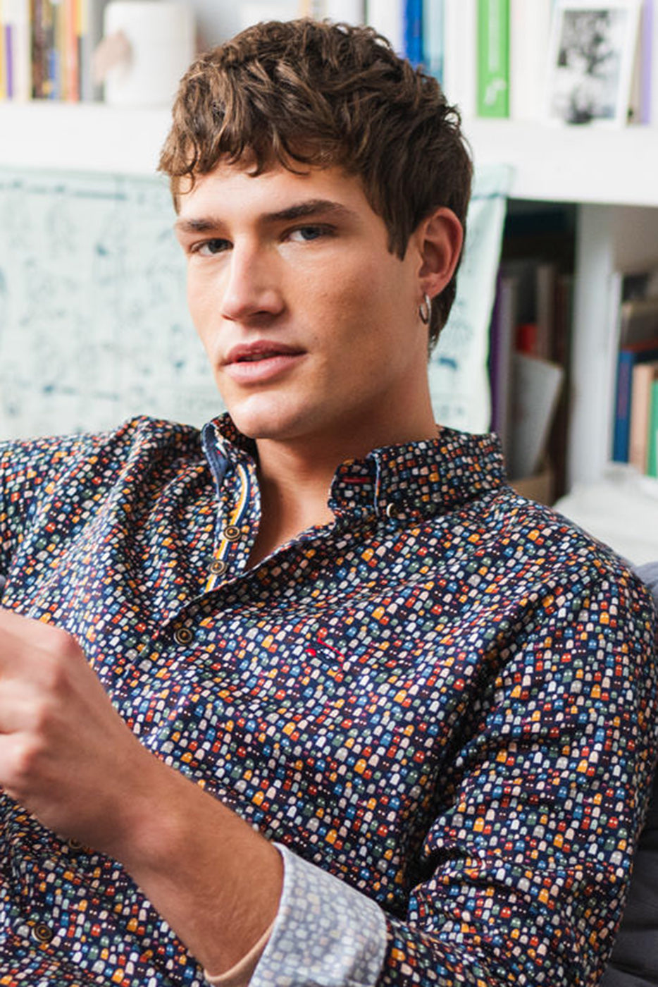 Camisa hombre estampado fantasmas pacman multicolor