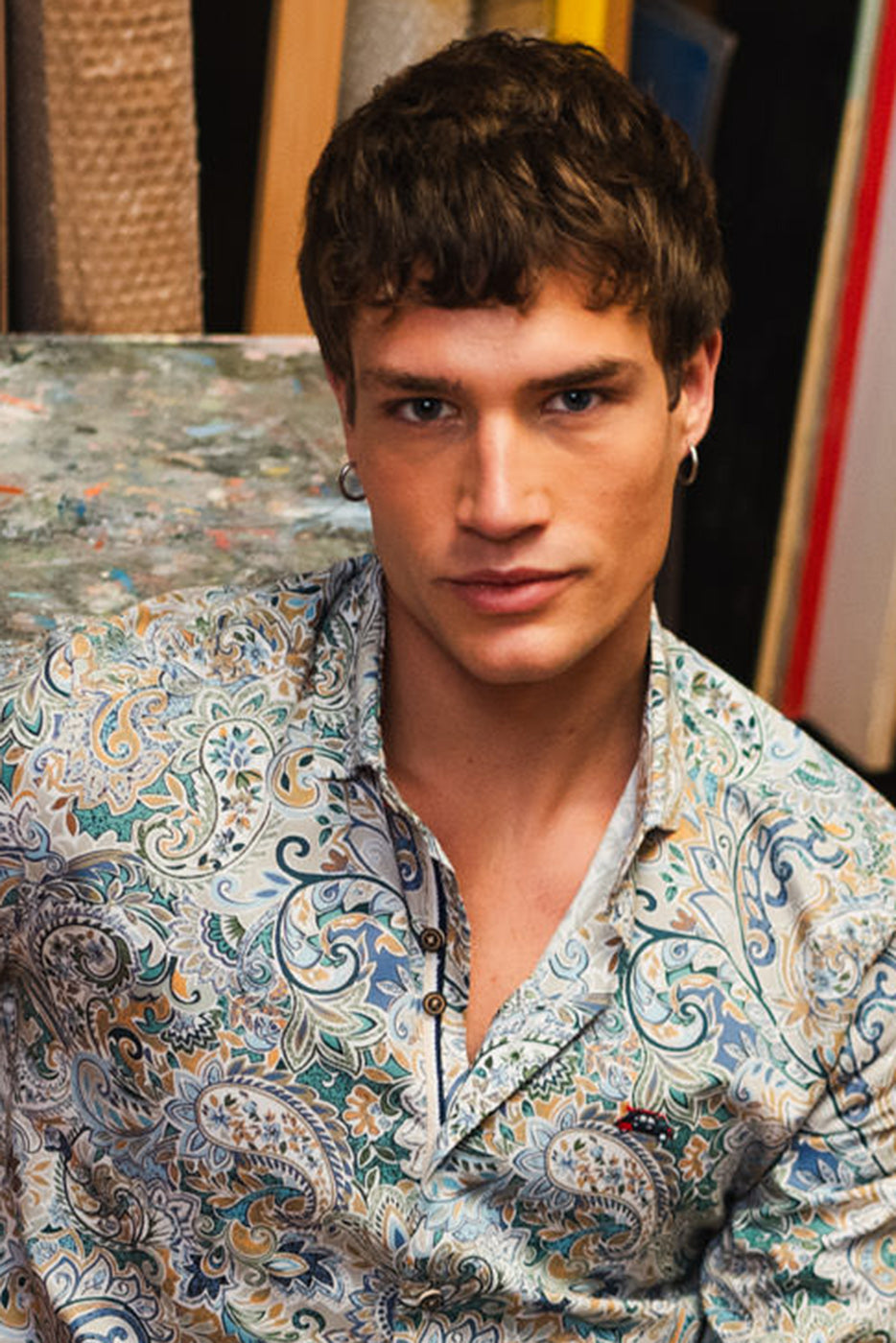 Camisa estampada cachemira tonos azules y ocres hombre