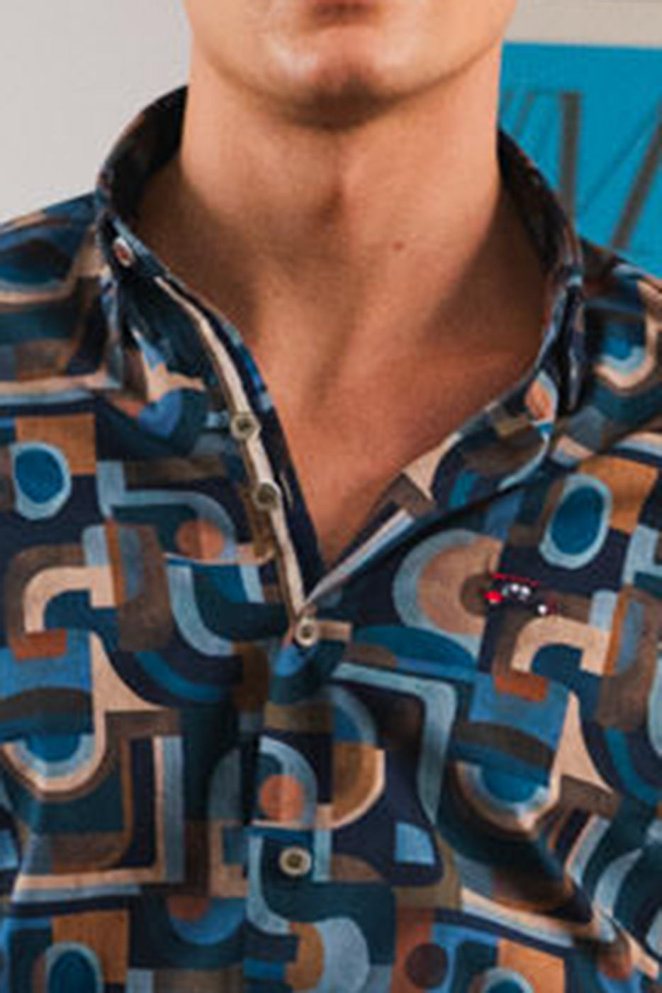 Camisa hombre estampado abstracto geométrico azul y ocre