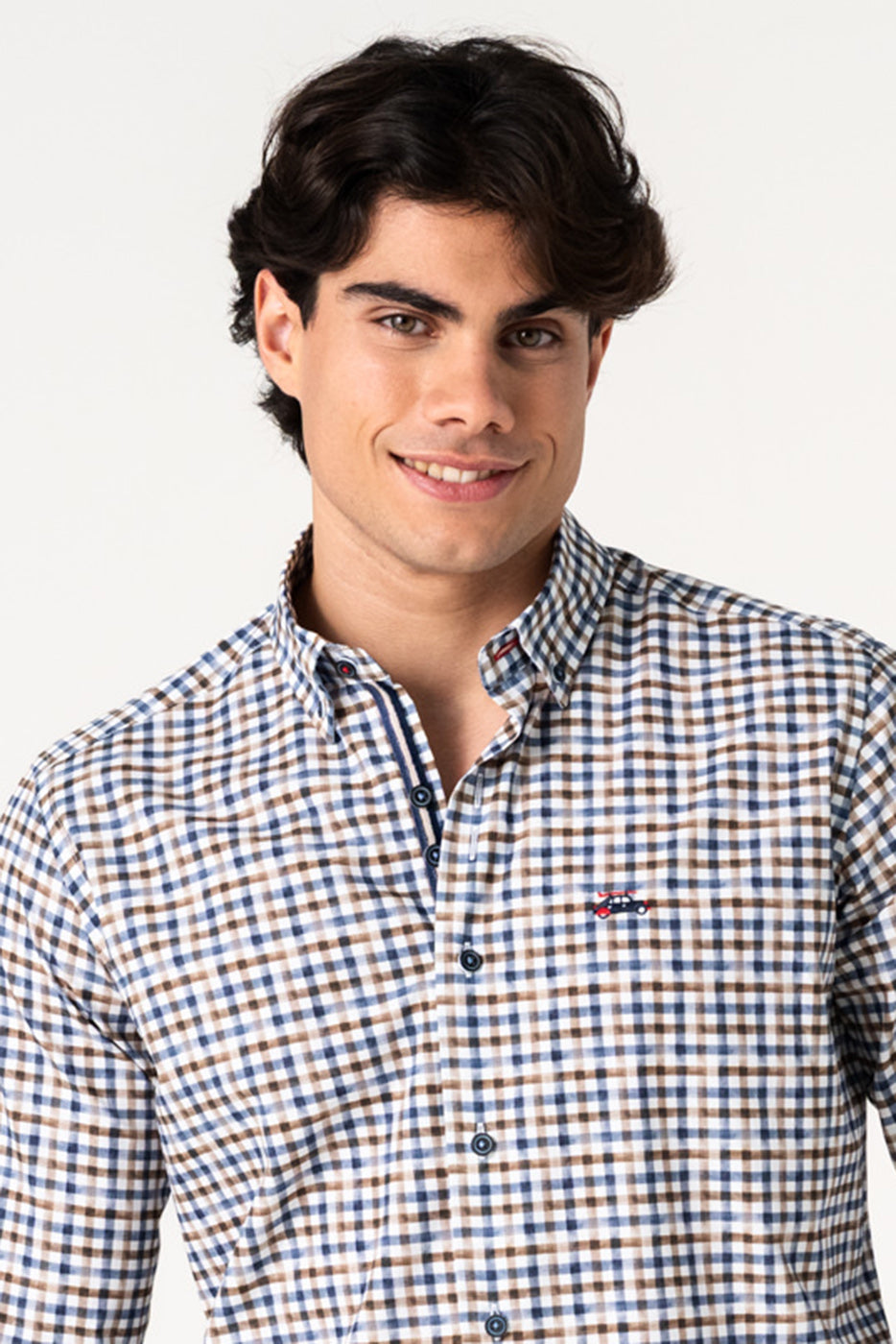 Camisa a cuadros azul y marrón sobre fondo blanco hombre