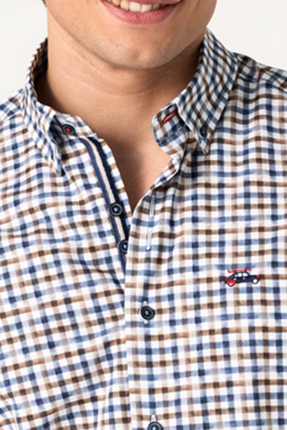 Camisa a cuadros azul y marrón sobre fondo blanco hombre